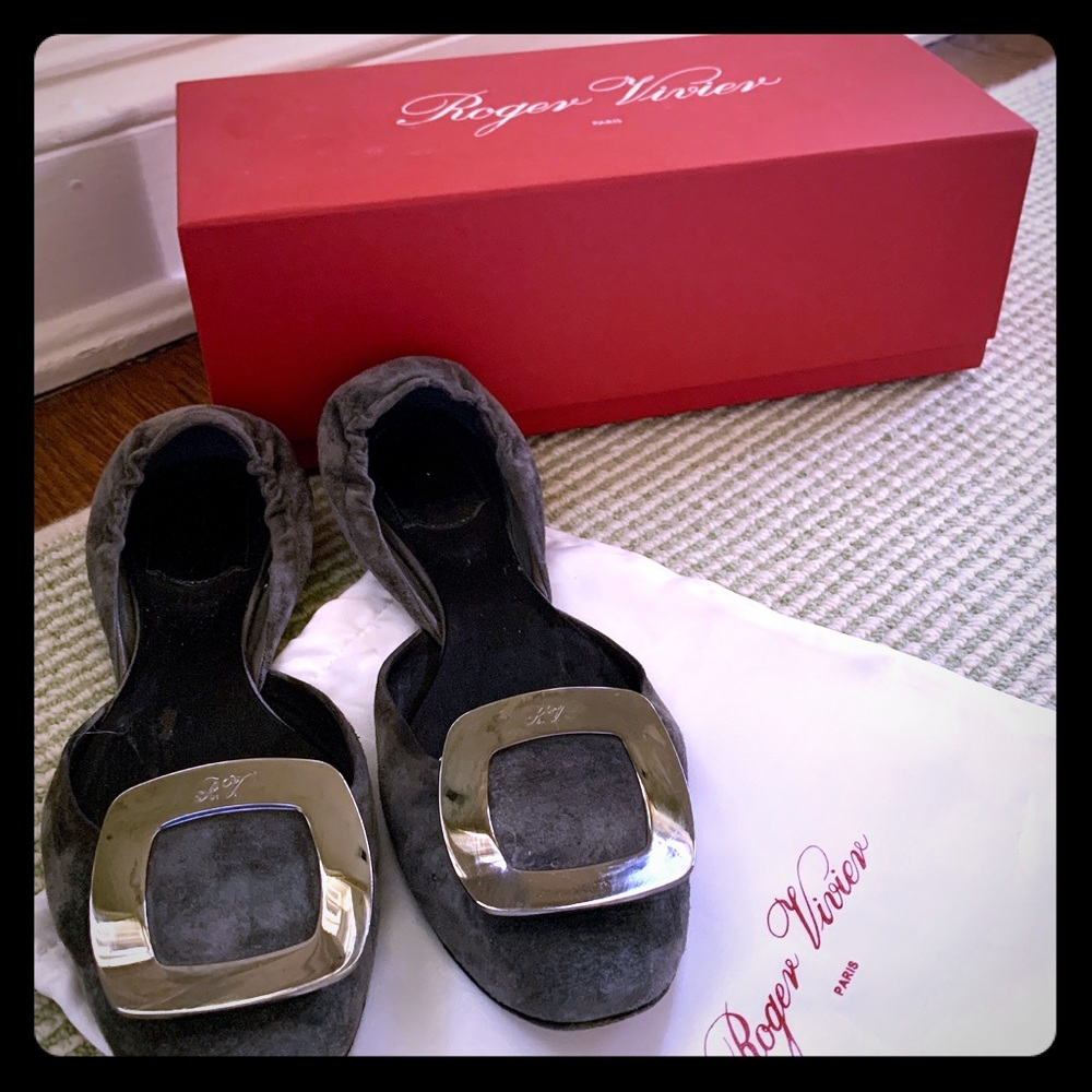 Adorable Roger Vivier suede flats